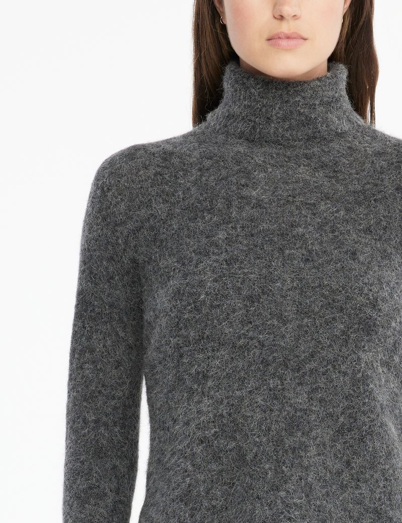 Grey long sweater - seamless by Sarah Pacini