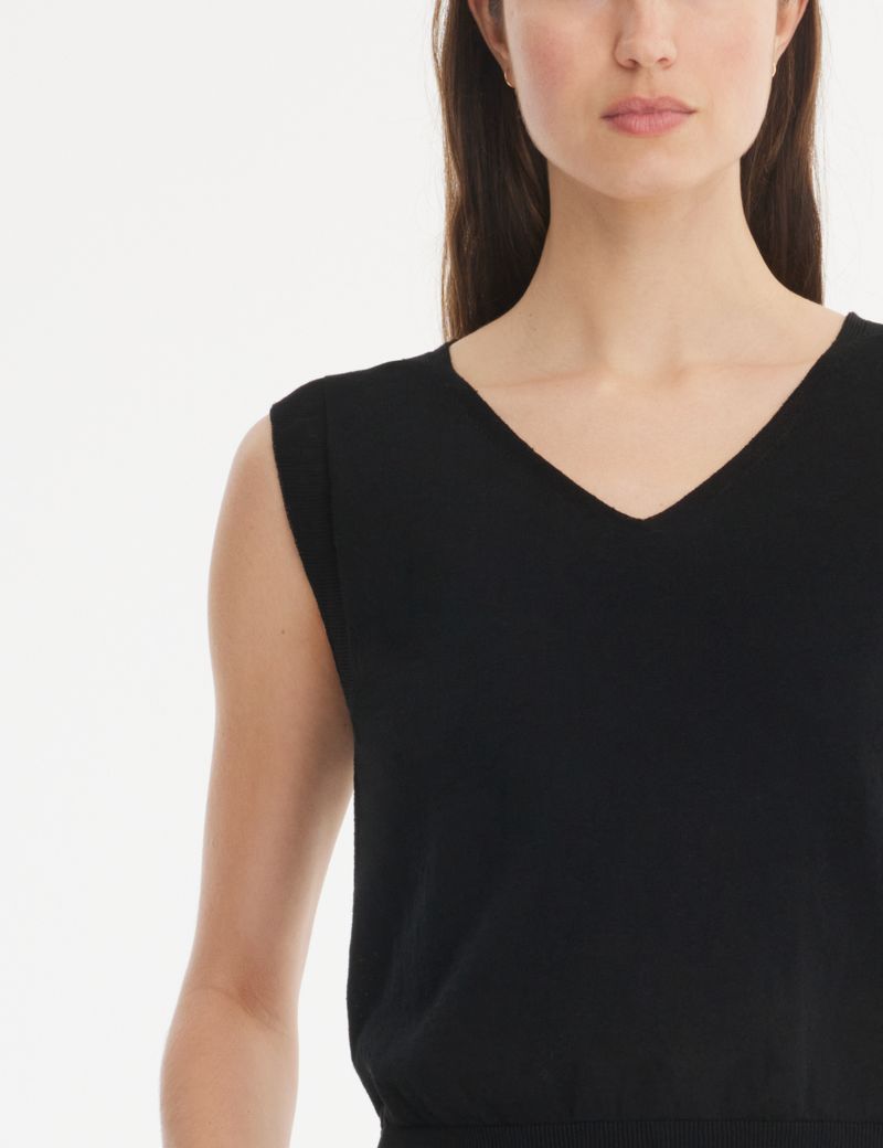 Black linen-cotton sweater by Sarah Pacini